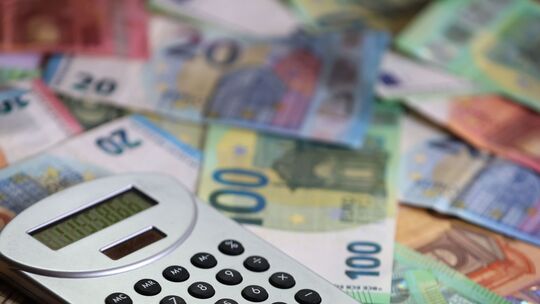 Im Finanzhaushalt, der auch Investitionen und die Tilgung von Schulden berücksichtigt, kann die Stadt Birkenfeld in der Haushalt