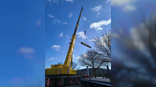 Einige Stunden dauerte es, bis der neue Mobilfunkmast in Koisdorf mittels Kran aufgestellt werden konnte.