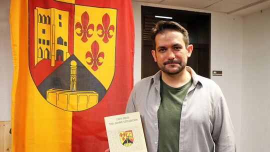 Nicht ohne Stolz präsentiert der „Vater der Chronik von Eitelborn“, Carsten Knopp, das Werk, das sieben Jahrhunderte Eitelborner Nicht ohne Stolz präsentiert der „Vater der Chronik von Eitelborn“, Carsten Knopp, das Werk, das sieben Jahrhunderte Eitelborner