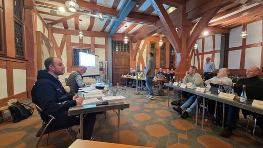 Im historischen Rathaussaal zu Rhens wurde der Beitritt zur "Kerm" diskutiert.