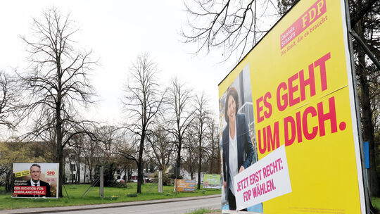 Die Wahlwerbung für die Spitzenkandidaten von SPD und FDP stehen in Neuwied dicht beieiander.