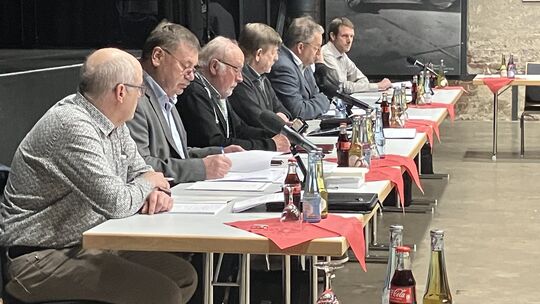Bürgermeister Berno Neuhoff (2. von rechts) hatte bei der Sitzung des Wissener Verbandsgemeinderates wieder viel Sachverstand an