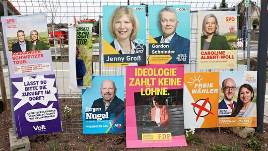 Blick auf einen Bauzaun mit Wahlplakten in Staudt.