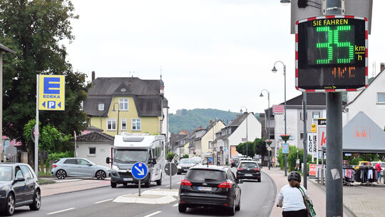 Eine Aufnahme vom Juni 2025: Rechts weist ein Schild auf die Postagentur in den Räumen des „Pro Optik Teams“ in der Zehnerstraße