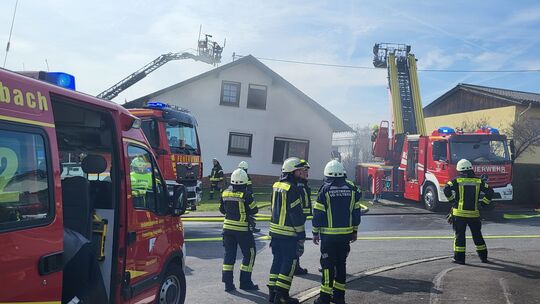 Ein Wohnhaus in Herschbach/Uww. hat am Dienstagmittag gebrannt. Laut Augenzeugen mussten zwei Personen per Leiter aus dem ersten Ein Wohnhaus in Herschbach/Uww. hat am Dienstagmittag gebrannt. Laut Augenzeugen mussten zwei Personen per Leiter aus dem ersten