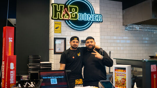 Mitarbeiter Ata (links) und Mit-Geschäftsführer Ali grüßen aus der neu eröffneten Filiale von HB Döner in der Löhrstraße in Kobl