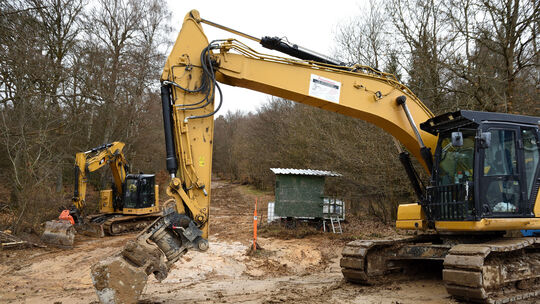 Mit Baggern und schwerem Gerät wurde auf 5.000 Quadratmetern Fläche kontaminiertes Erdreich abgetragen und entsorgt.