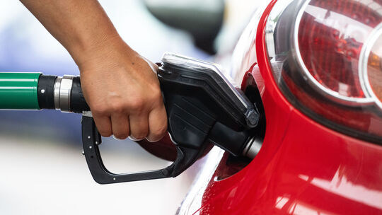 Der Griff zum Zapfhahn ist auch zu einem tiefen Griff ins Portemonnaie geworden. Tanken ist inzwischen teuer. Das macht Autofahr