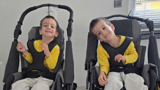 Die Zwillinge der Familie sind aufgeweckte Jungs.