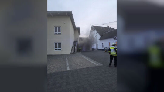 Zu einem Vollbrand in Rengsdorf wurden Feuerwehreinheiten alarmiert.