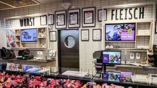 Fleischtheke im Supermarkt