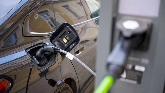 Elektroauto an Elektro-Ladesäule