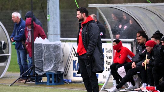 Die erste Niederlage mit Wittlich gab es am 14. März beim 1:2 in Andernach für Trainer Yusuf Emre Kasal (vorne). Es folgten ein
