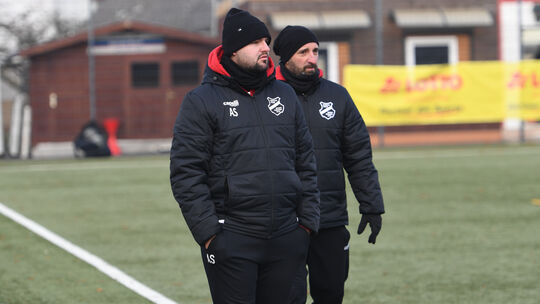 Trainer Adrian Schmidt (links) und sein Assistent Gabriele Carrozzo bestaunten bereits das 100. Tor ihrer Eisbachtaler C-Jugend,