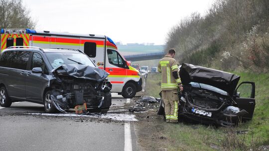 Auf der B258 bei Mayen sind am Dienstagnachmittag zwei Autos frontal zusammengestoßen.