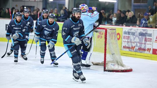 Jeff Smith (im Vordergrund) und der EHC Neuwied siegten gegen UltimAir Hijs Hokij Den Haag mit 5:1, verkürzten in der Finalserie