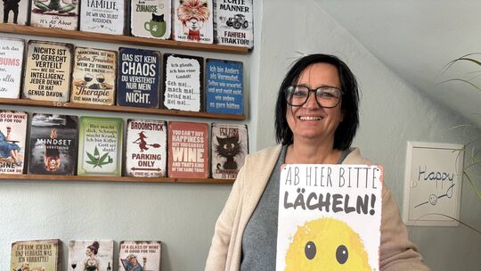 Ganz nach dem Namen ihres neuen Geschäfts „Happy" in Bernkastel-Kues strahlt die Niederländerin Linda van Galen in die Kamera. S