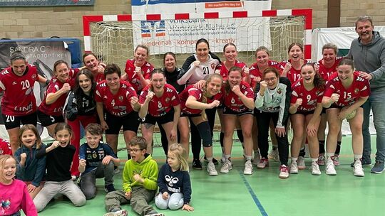 Zum dritten Mal in Folge wurde die HSG Kastellaun/Simmern II um Trainer Georg Wetstein (rechts) Meister in der Frauen-Bezirksobe