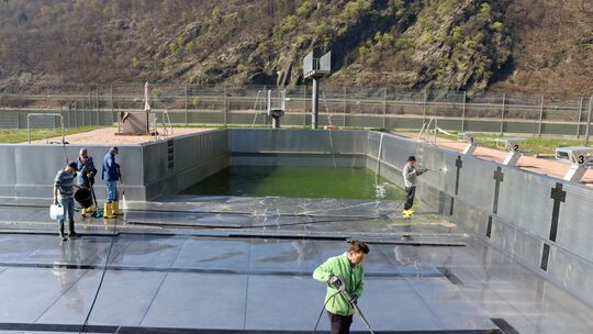 Mit Hochdruckreinigern wird das Schwimmerbecken für die Saison vorbereitet.