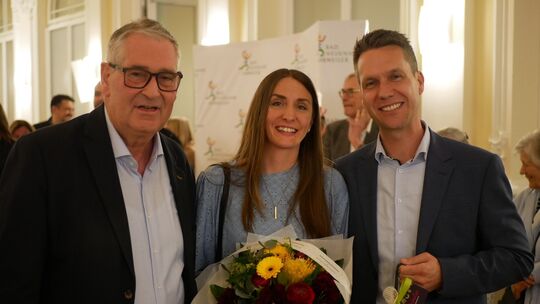 Seine Frau Jennifer und der Erste Beigeordnete der Stadt Bad Neuenahr-Ahrweiler, Peter Diewald, gratulieren Pascal Rowald (recht