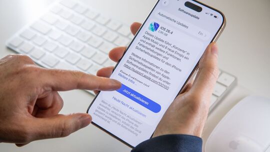 Ein Mann startet ein Softwareupdate auf einem iPhone