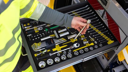 Eine ADAC-Mitarbeiterin entnimmt Werkzeug aus einer Schublade