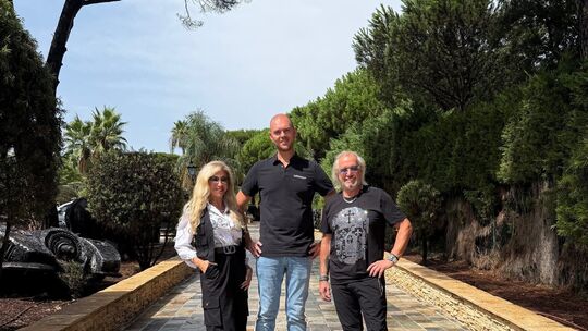 Markus Müller (Mitte), Geschäftsführer von "Safe2Home", hat die Villa von Carmen und Robert Geiss in Saint-Tropez mit Sicherheit