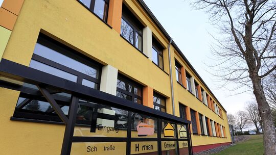 Nachdem Missbrauchsvorwürfe gegen den SOS-Kinderdorf-Gründer Hermann Gmeiner bekannt wurden, soll die nach ihm benannte Grundsch