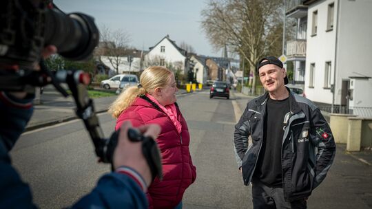 Angelina Bode im Gespräch mit Uwe Dolff, der seinen Mustang Mach 1 vorübergehend verpfänden möchte.