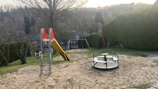 Der mitten in Niederhövels gelegene Spielplatz soll ein wenig aufgewertet werden.