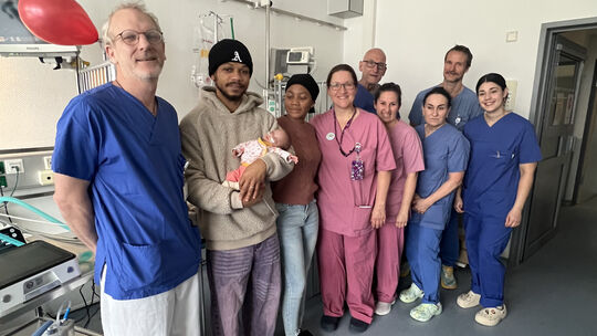 Ein kleines, großes Wunder: Frühchen Zeynabe, im Oktober 2025 geboren, hat sich mit der Hilfe des Kemperhof-Teams ins Leben gekä