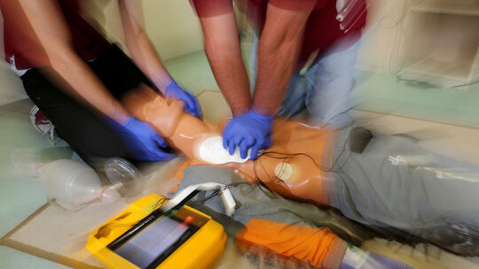 Symbolfoto: Ausbilder demonstrieren die Reanimation an einer Übungspuppe.
