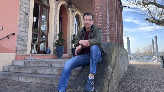 Pächter Angelo Gallucci im Hofgut Rheingrafenstein. Sonntags gibt es hier Kaffee und Kuchen sowie einige mediterrane Speisen.