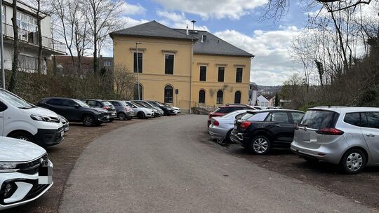 Der Graben im Schmez'schen Garten wird aktuell als Parkplatz von Mitarbeitern der Stadtverwaltung genutzt. Im Hintergrund das Ca