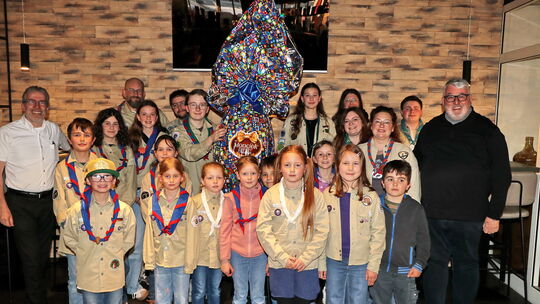 Pfarrer Andreas Fuchs (rechts) hat den Pfadfindern vom Stamm Katharina Kasper der Pfarrei St. Bonifatius Wirges ein 10 Kilogramm
