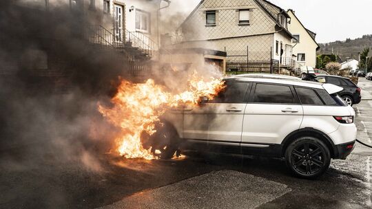 In Flammen stand ein Pkw in der Wüstenfeldstraße vor der Obersteiner Grundschule - dank des raschen Eingreifens der Einsatzkräft