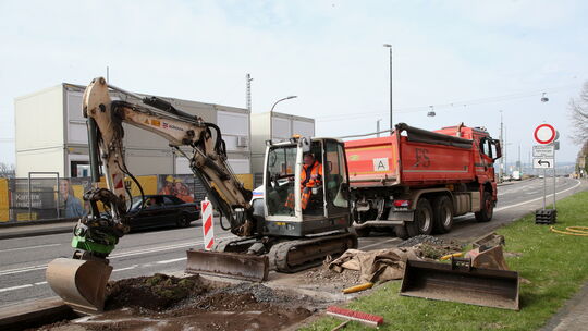 In Ehrenbreitstein haben jetzt vorbereitende Arbeiten zur Sanierung der B42 zwischen Urbar und dem Koblenzer Stadtteil begonnen.