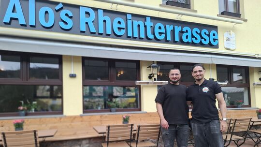 Willkommen in "Alos Rheinterrasse" in Niederlahnstein (von links): Robin und Rodi Hussein, 19 und 21 Jahr jung, empfangen hier i