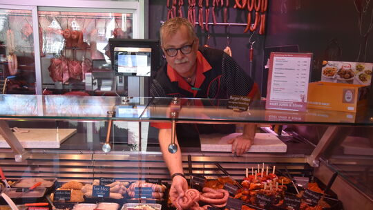 Ralph Jung hinter der Theke seiner Metzgerei in Freilingen.