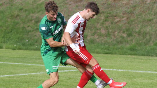 David Bauer (rechts) am ersten Spieltag der laufenden Oberliga-Runde gegen den FV Engers. Den ersten Spieltag der kommenden Sais