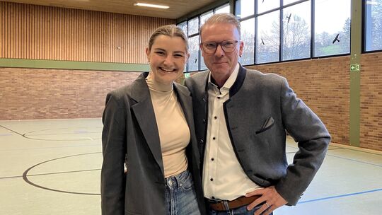 Bei der Wahlparty in der Mandeler Schlossberghalle wurde Katharina Gräff (CDU) von VG-Bürgermeister Markus Lüttger unterstützt.