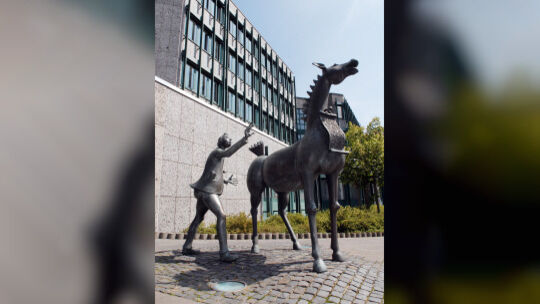 Der Amtsschimmel vor dem Kreishaus in Ahrweiler.