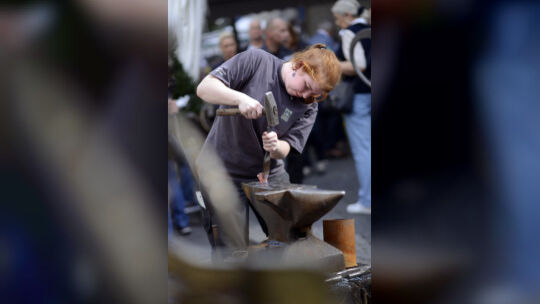 Praktische Vorführungen wie diese der jungen Schmiedin wird es auch bei der geplanten Handwerksmesse in der ganzen Koblenzer Inn