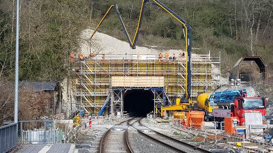 Aktuell werden am Fachinger Tunnel die neuen Portale betoniert.. Für die Wiederherstellung der Zweigleisigkeit und weitere Arbei