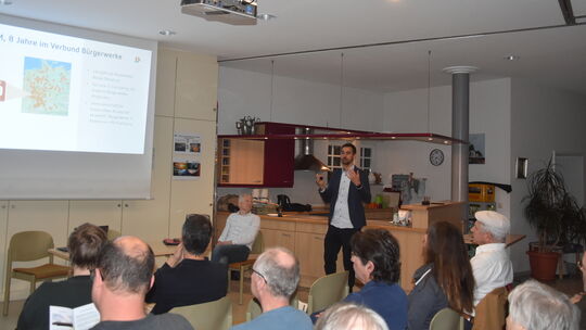 Felix Schäfer (stehend) referierte beim Energiestammtisch der egom zum Thema BürgerÖkostrom und dessen Vorteilen.