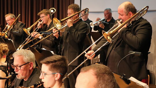 Die Big Band Boden in Aktion im Mai 2025 im Bürgerhaus von Wirges.
