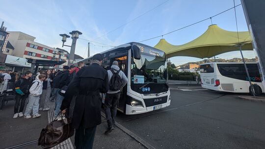Der Schülerverkehr (wie hier am Busbahnhof Betzdorf) macht einen großen Teil des ÖPNV im AK-Land aus. Jetzt prüft der Kreis, ob Der Schülerverkehr (wie hier am Busbahnhof Betzdorf) macht einen großen Teil des ÖPNV im AK-Land aus. Jetzt prüft der Kreis, ob
