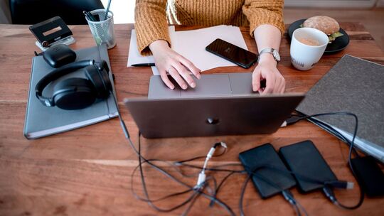 Frau sitzt an einem Laptop