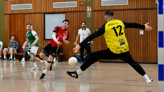 Linksaußen Felix Chodykin (hier beim Torwurf) peilt am späten Freitagabend mit dem TuS Holzheim im Oberliga-Gastspiel in Rabenau