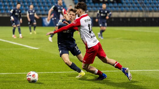 Elsamed Ramaj (rechts, hier im Duell mit dem Bochumer Niklas Jahn) und die Sportfreunde Siegen mussten sich am vergangenen Spiel